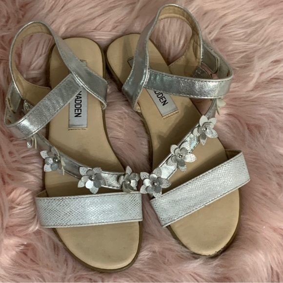 Kids size 3 Steve Madden floral sanders - Picture 1 of 7